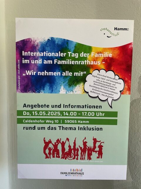 buntes Plakat mit der Aufschrift "Internationaler Tag der Familie im und am Familienrathaus- Wir nehmen alle mit"